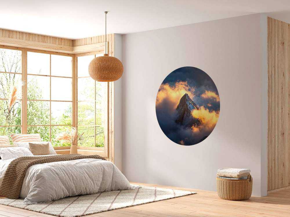 Sommet de montagne dans une mer de nuages ardents