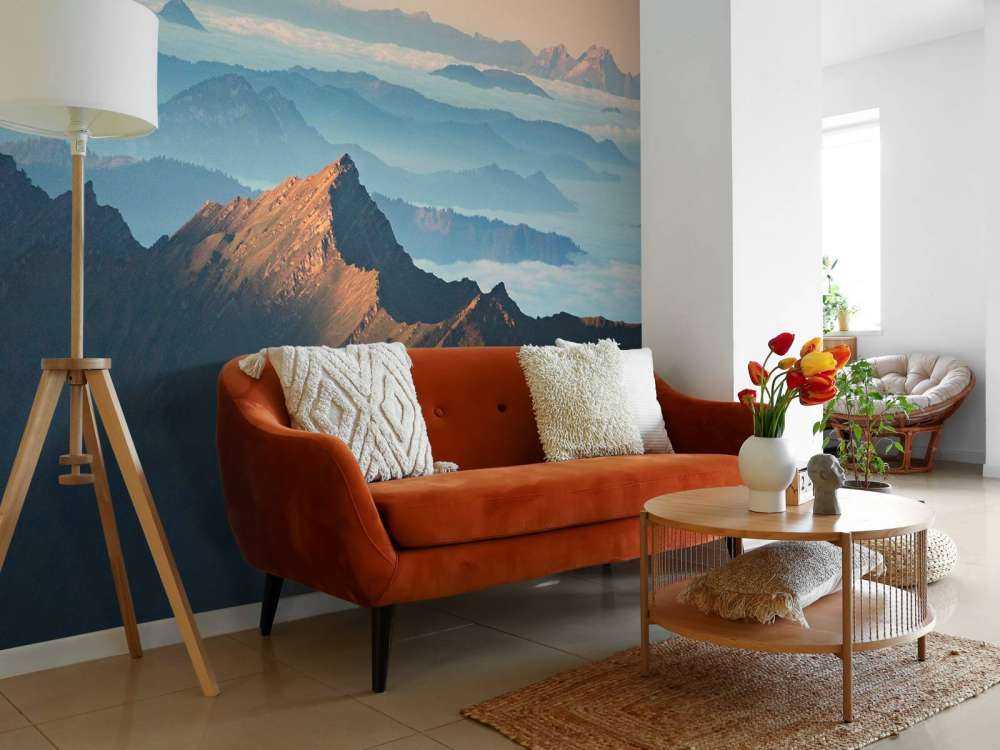 La montagne dans la brume du matin et la lumière du soleil