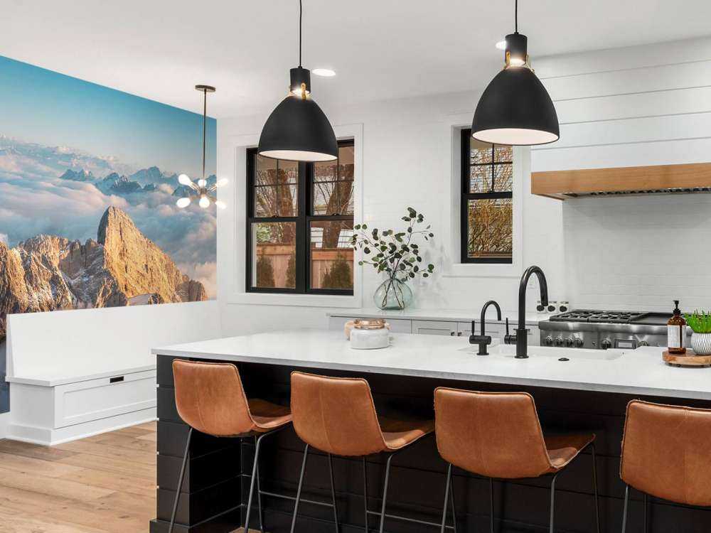 Sommet enneigé dans la lueur du matin