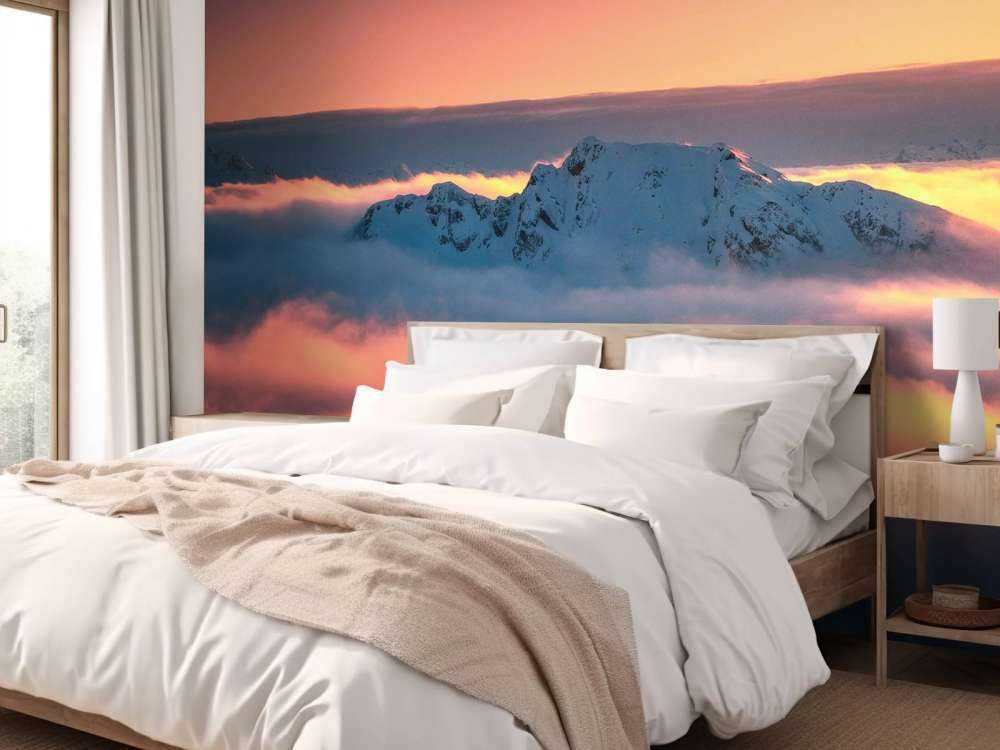 Sommet enneigé dans une mer de nuages