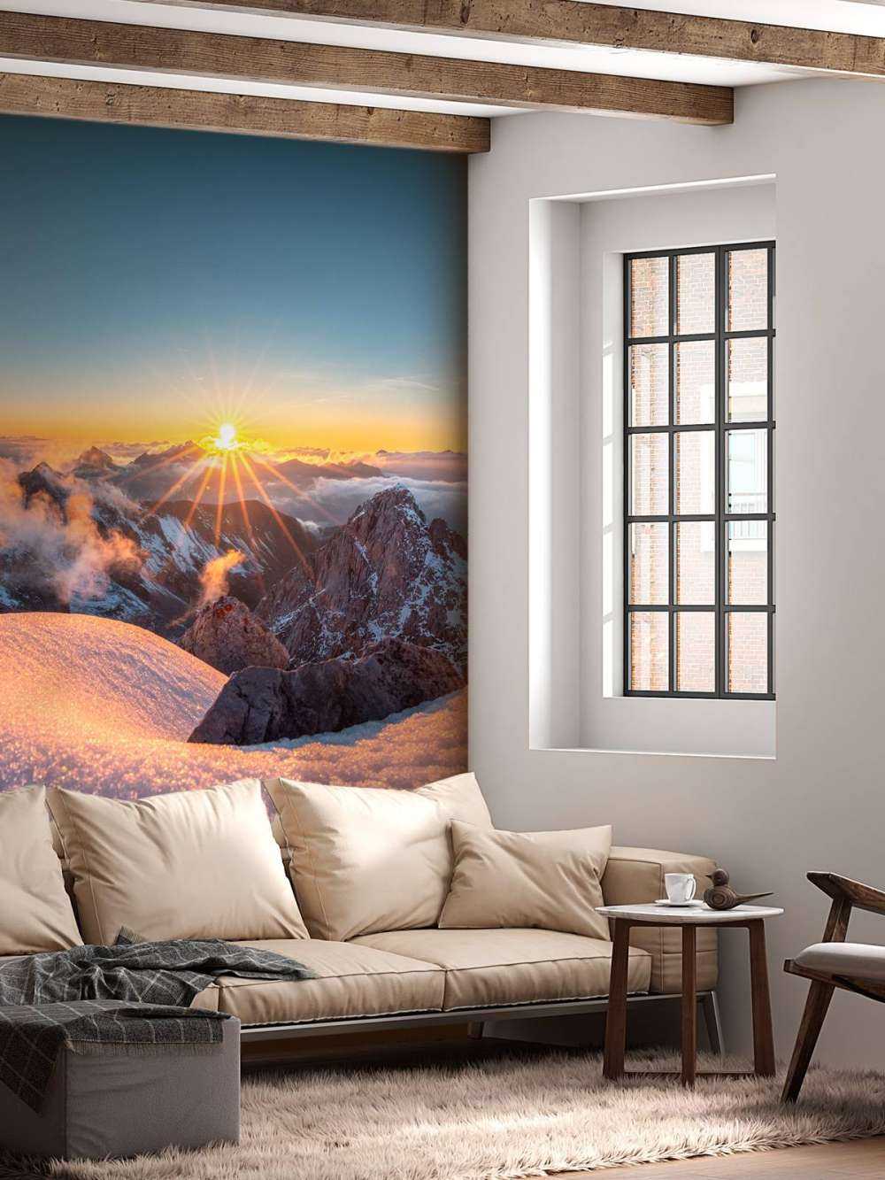 Soleil d'or sur les sommets des montagnes