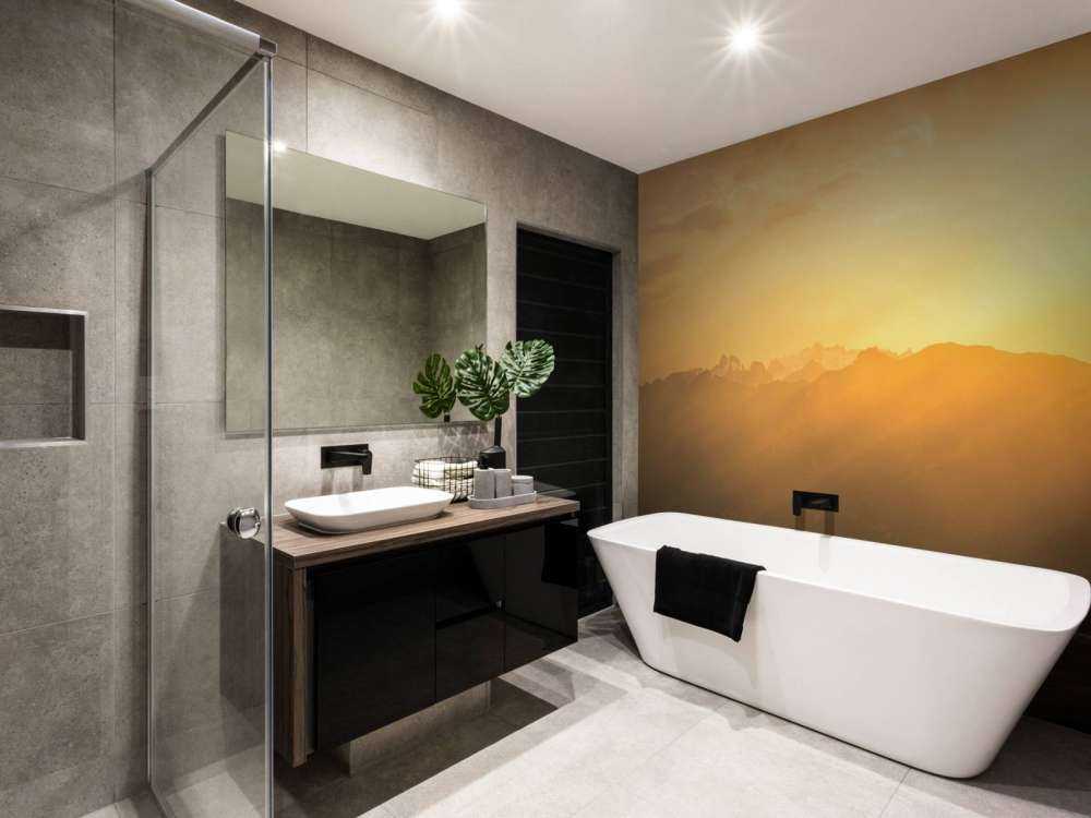 Lumière dorée du soleil sur la vallée de montagne