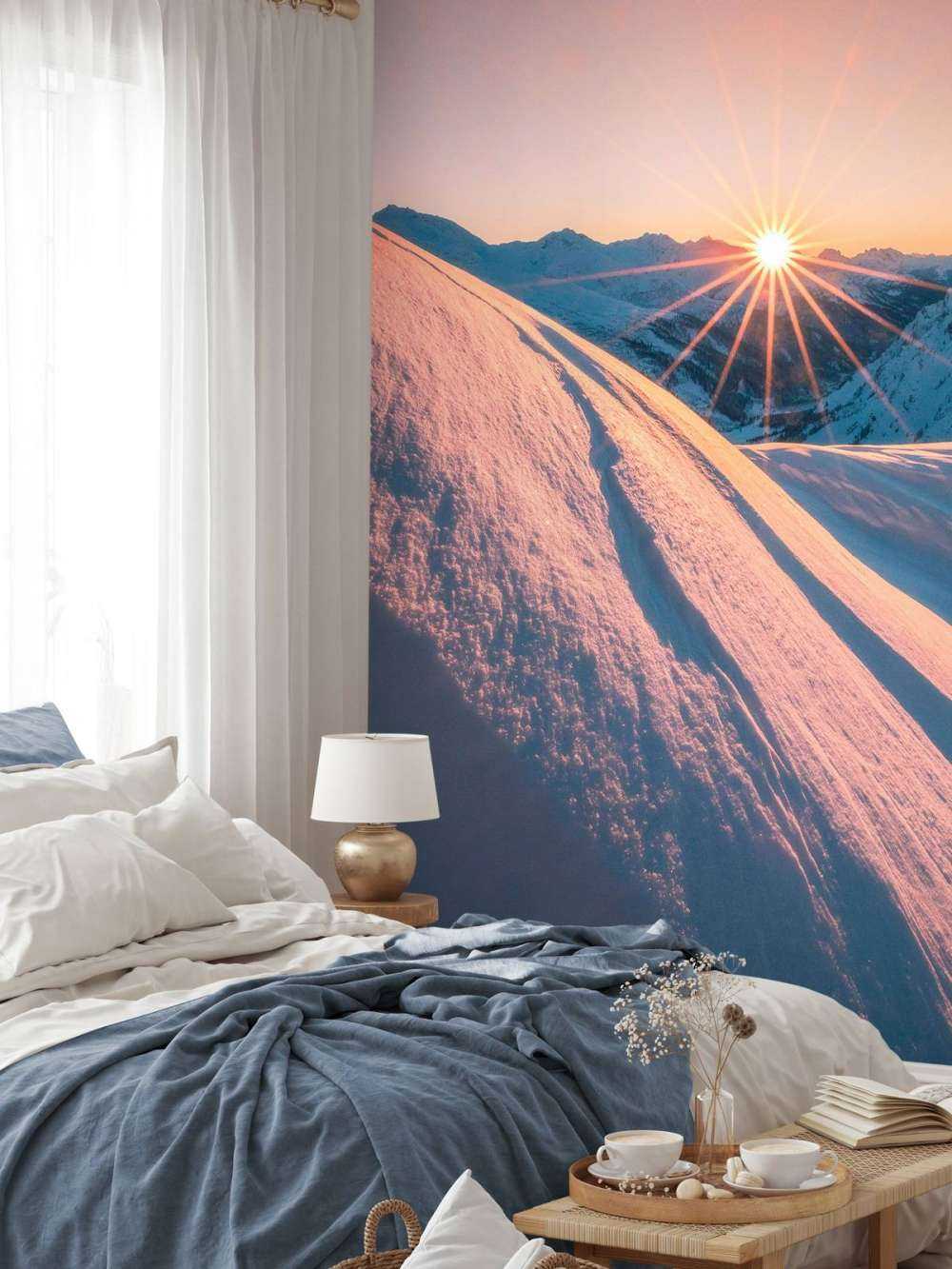 Lumière du soleil sur une pente enneigée