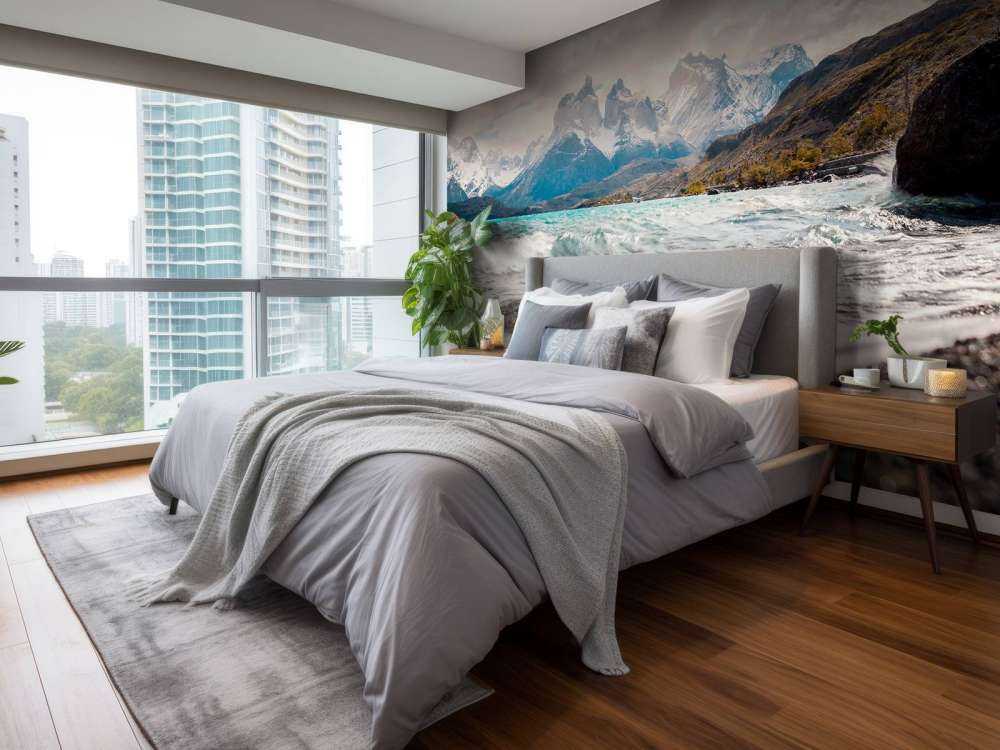 Lac de montagne turquoise avec une côte ondulante