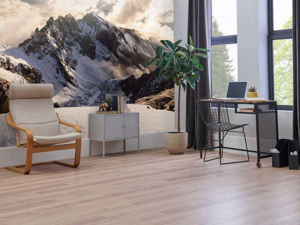 Lumière du soleil sur une crête enneigée