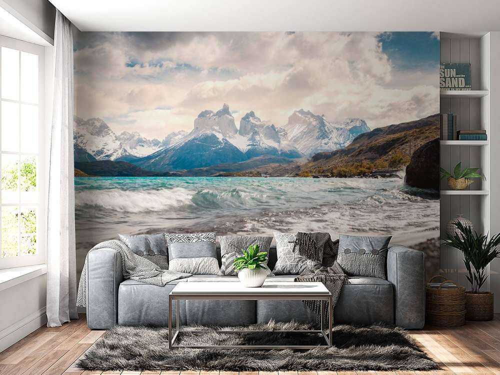 Lac de glacier clair avec des sommets de montagne