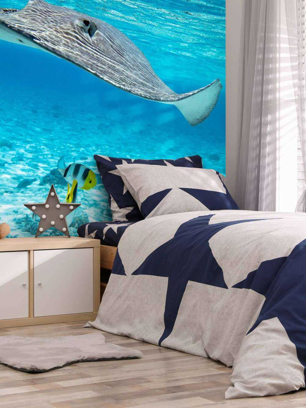 Pastenague parmi les poissons coralliens