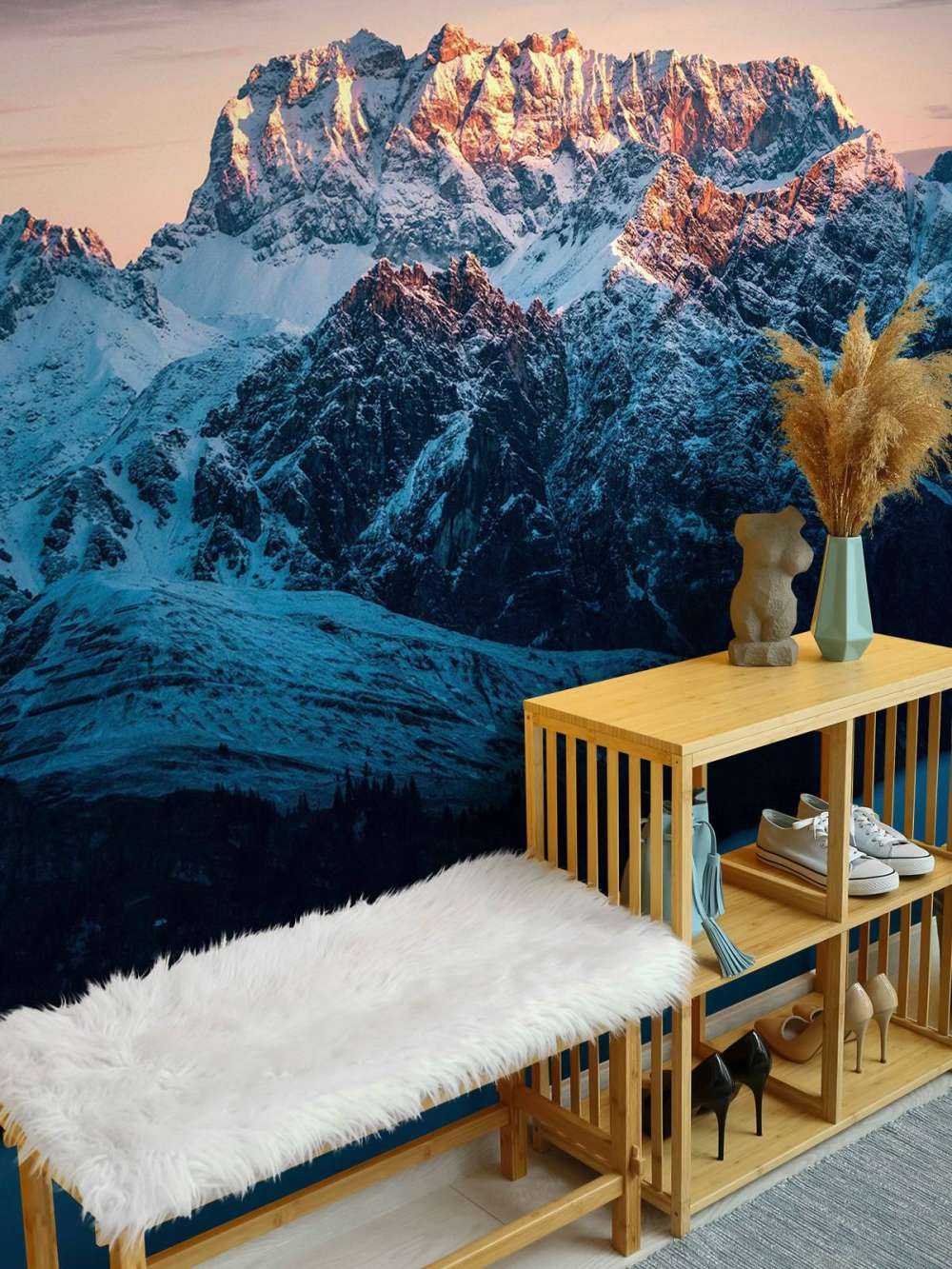 Lumière du soir sur les sommets enneigés de montagne