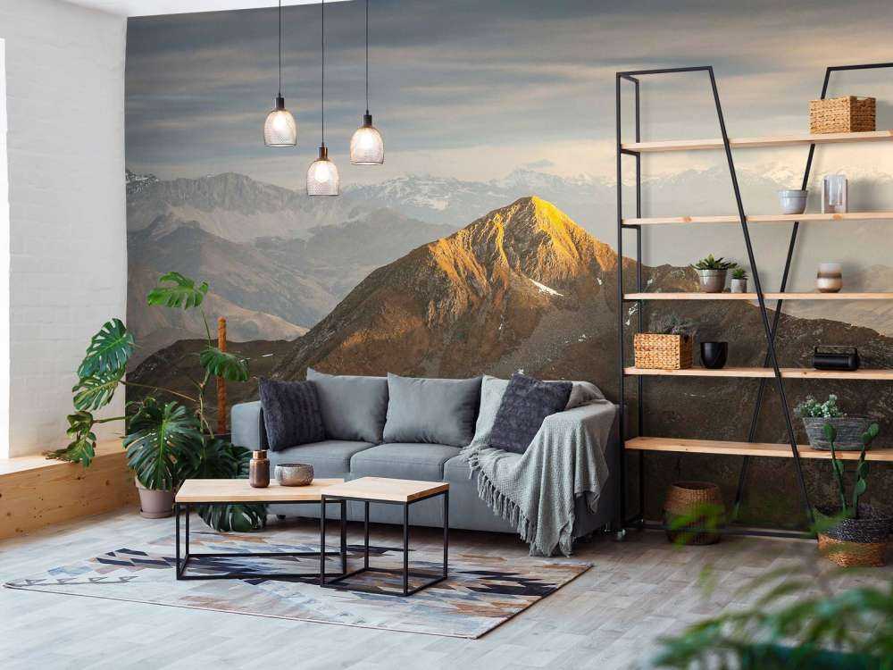 Lumière dorée du soleil sur le sommet de la montagne au lever du soleil.