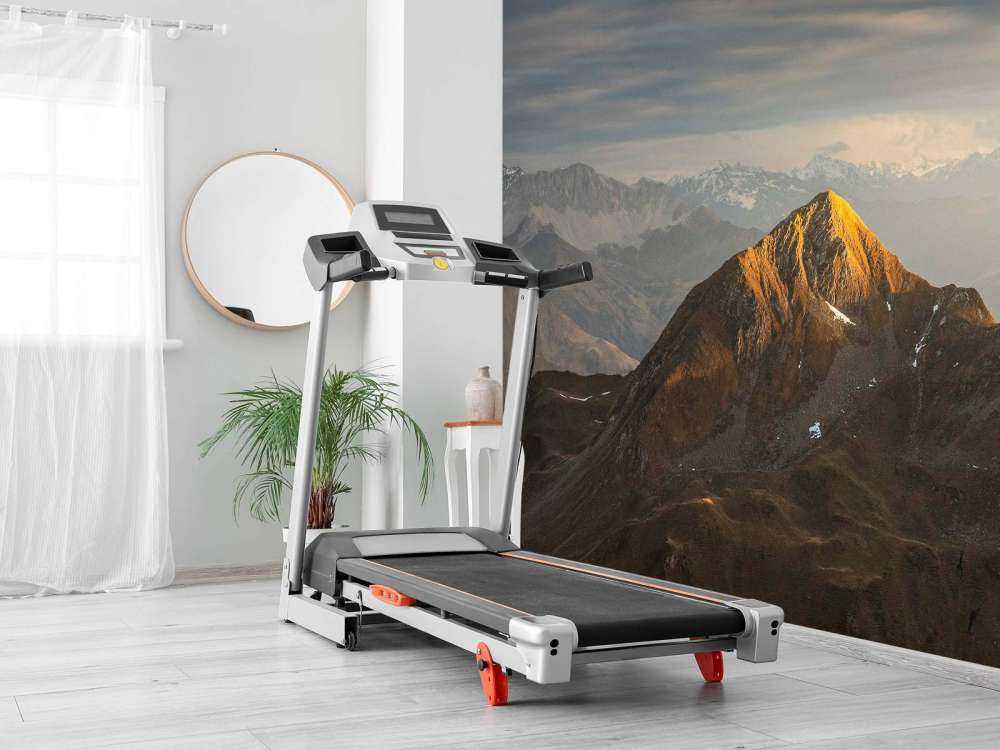 Lumière dorée du soleil sur le sommet de la montagne au lever du soleil.