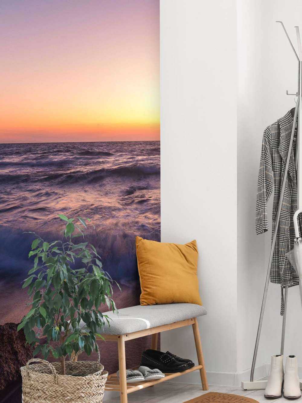 Lumière de lune sur des vagues violettes au coucher du soleil.