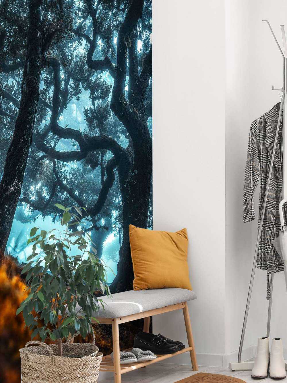 Silhouette mystique dans la forêt de brume.