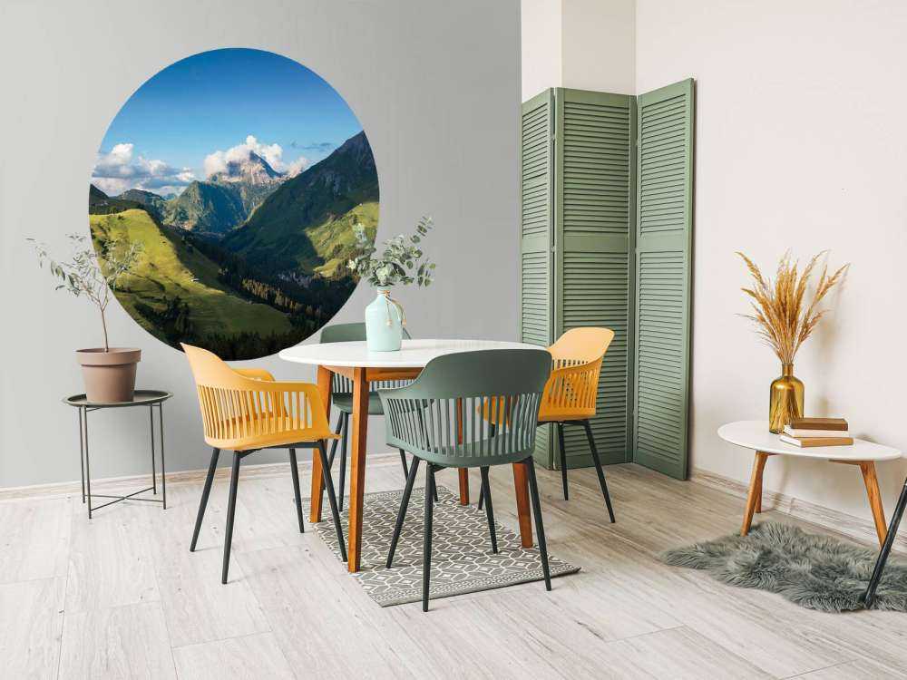 Lumière estivale sur une vallée alpine verdoyante