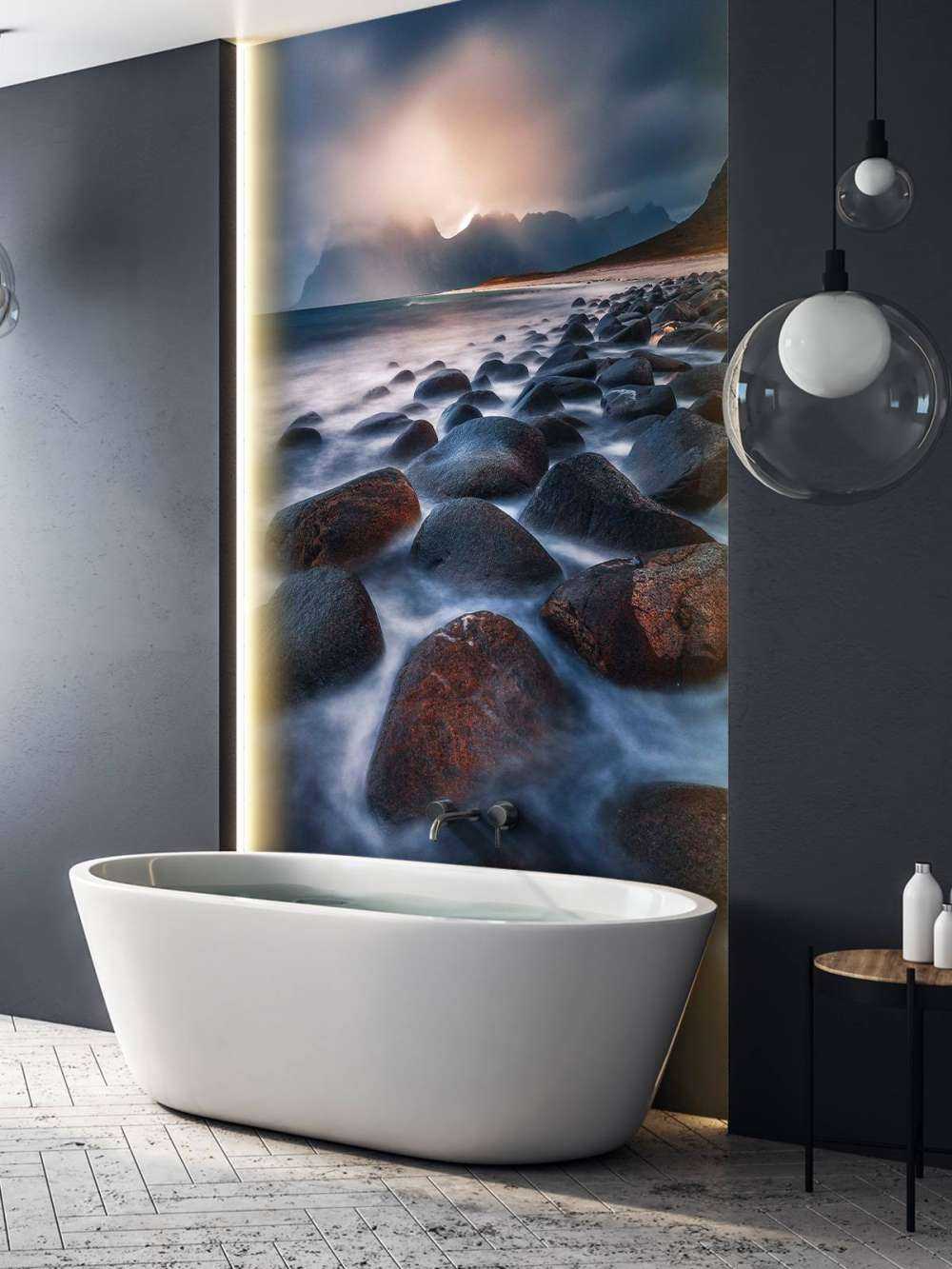 Lumière du soir sur une côte rocheuse accidentée