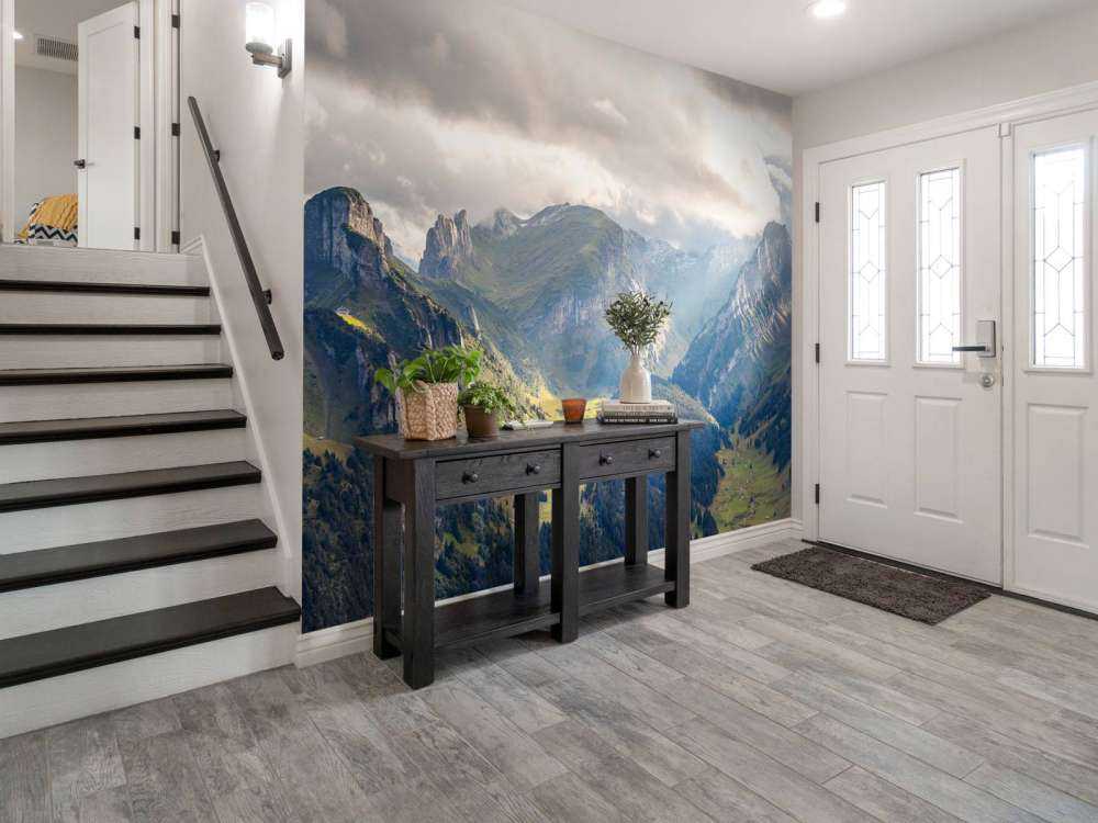 Lumière du soleil sur une vallée de montagne verte