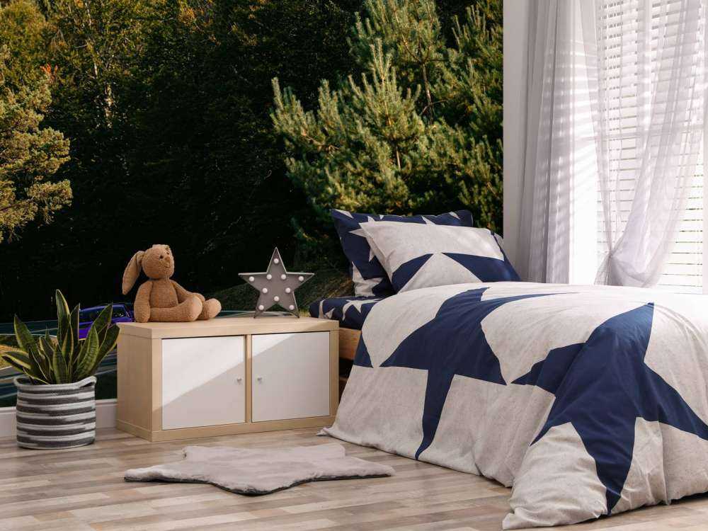 Lamborghini Huracán violette dans un paysage forestier