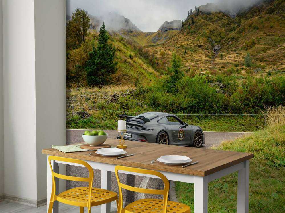 Voiture de sport dans le brouillard de montagne