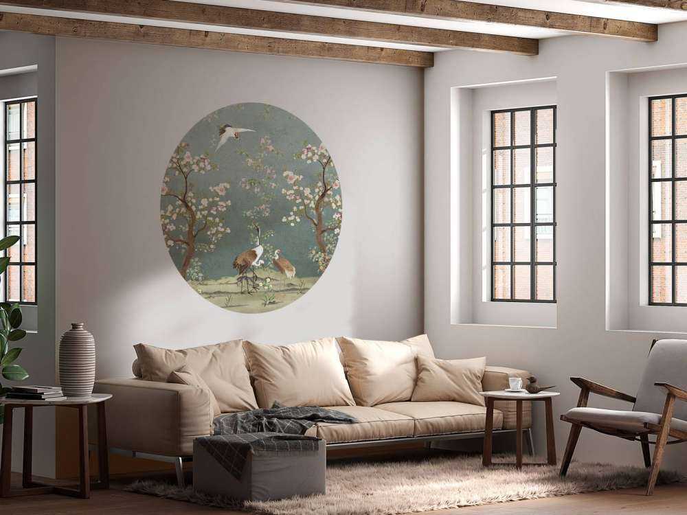 Arbres en fleurs avec des grues dans un jardin serein