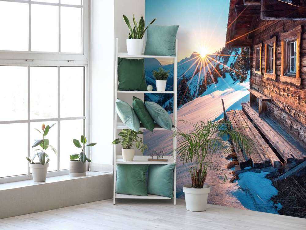 Ciel du matin près d'une cabane alpine en bois.