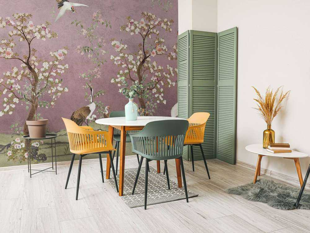 Grues sous un ciel rose en fleurs