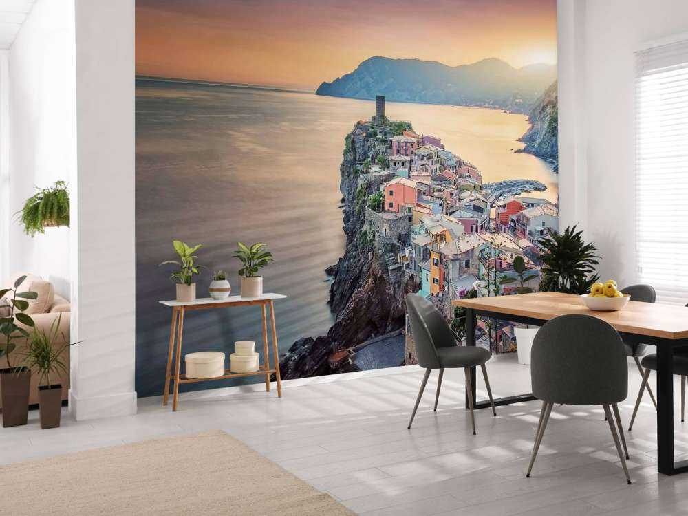 Coucher de soleil au-dessus des rochers côtiers colorés.