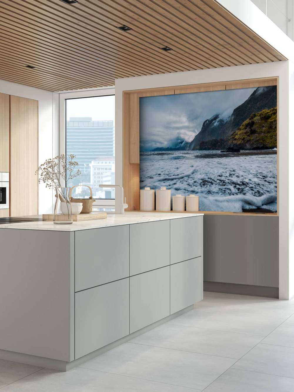 Côte dramatique avec des falaises brumeuses