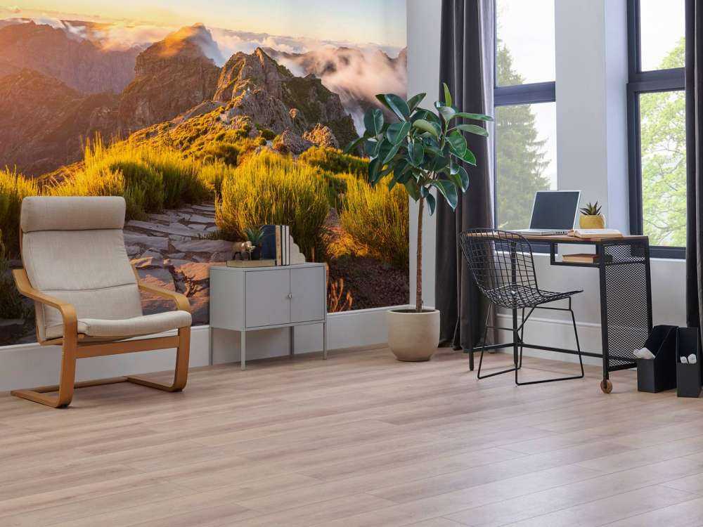 Lever de soleil au-dessus d'un sentier de montagne et des nuages.