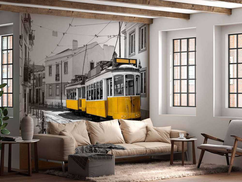 Tramway jaune dans une rue en noir et blanc