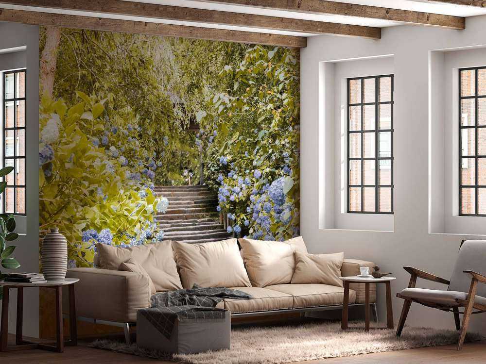 Fleurs bleues dans un parc