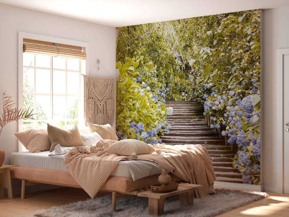 Fleurs bleues dans un parc