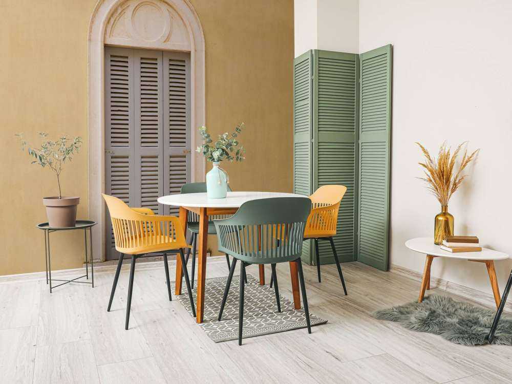 Fenêtre avec volets en bois sur un mur jaune