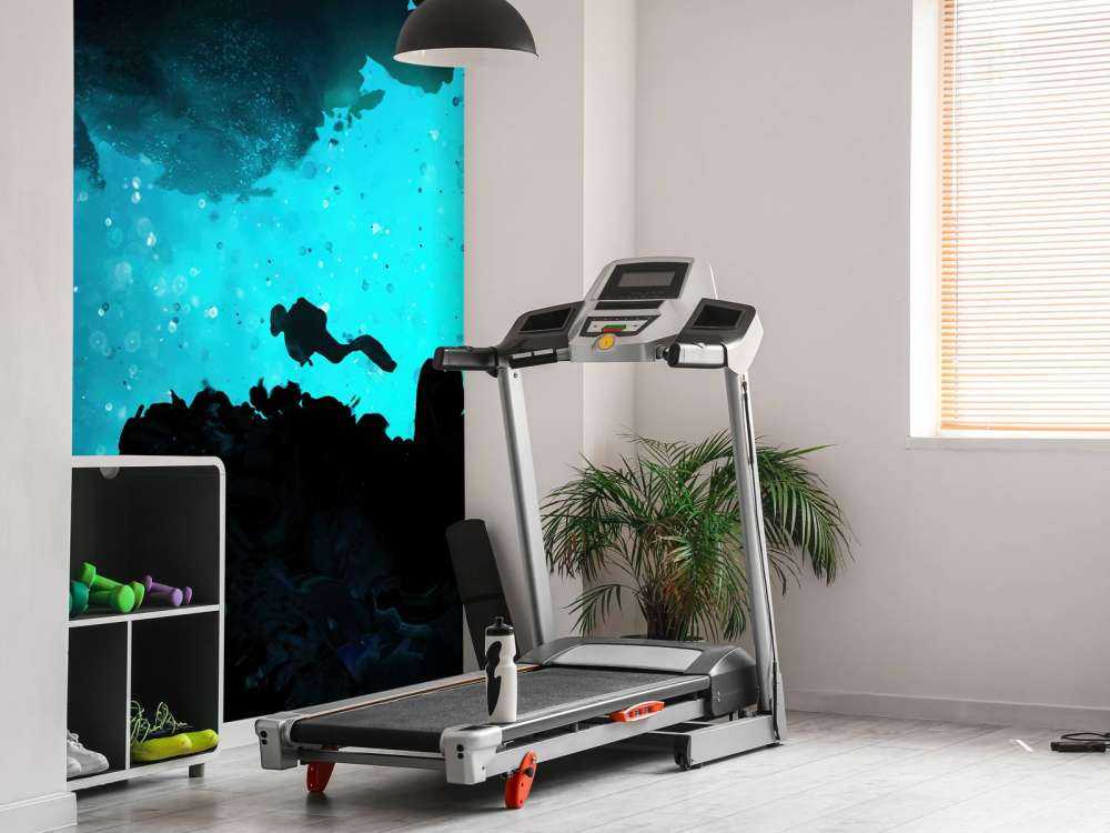 Grotte étroite avec plongeur