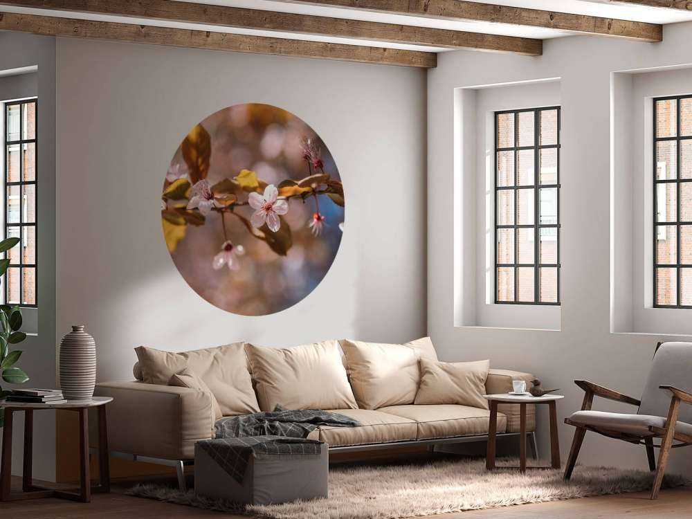 Fleurs roses et feuilles brunes