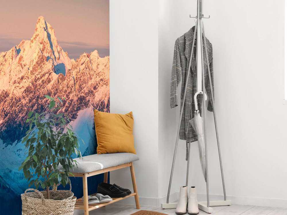 Lumière du soir sur les sommets enneigés.