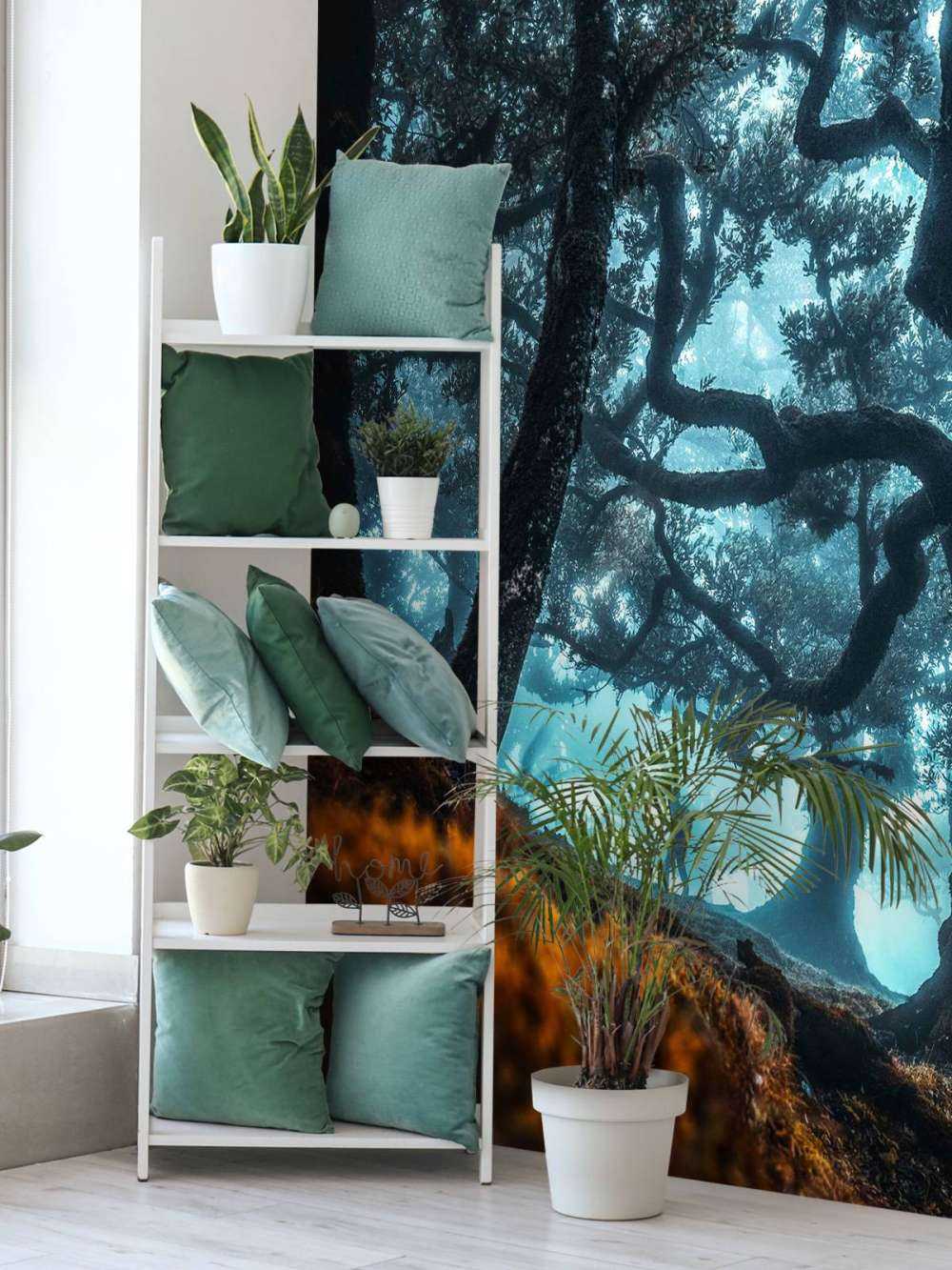 Silhouette mystique dans la forêt de brume.