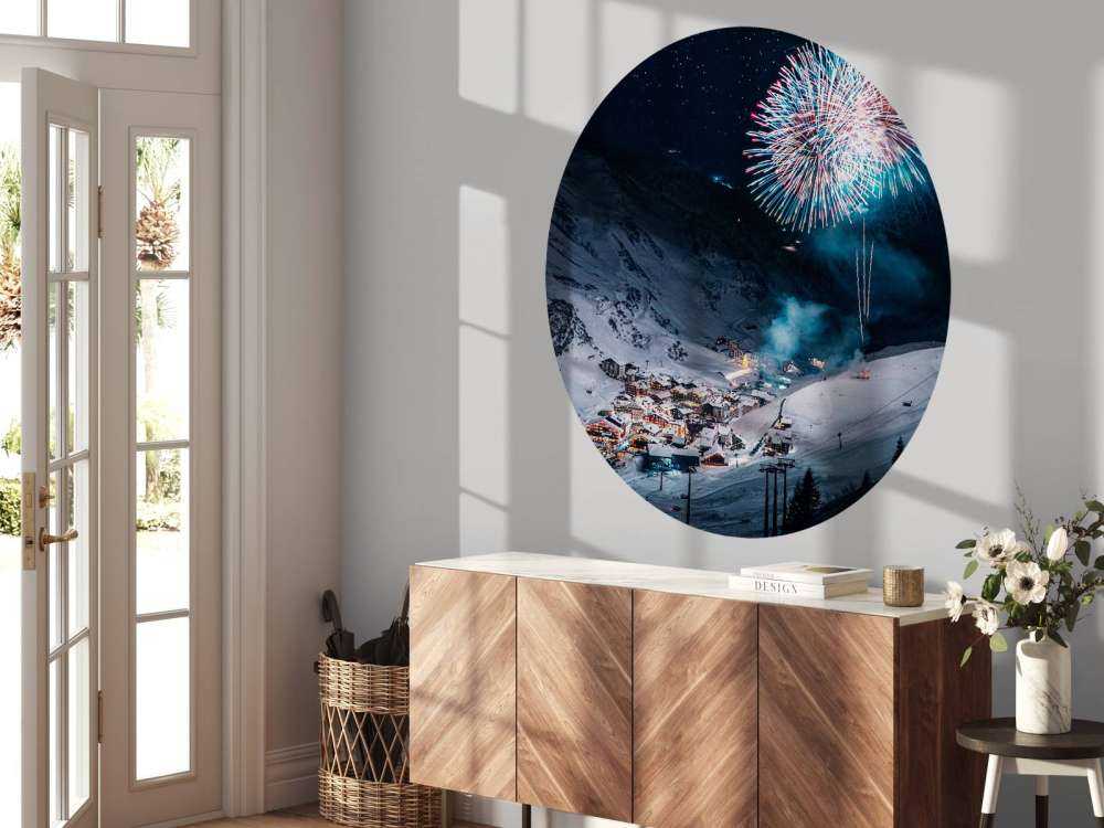 Feu d'artifice au-dessus d'un village de montagne en hiver