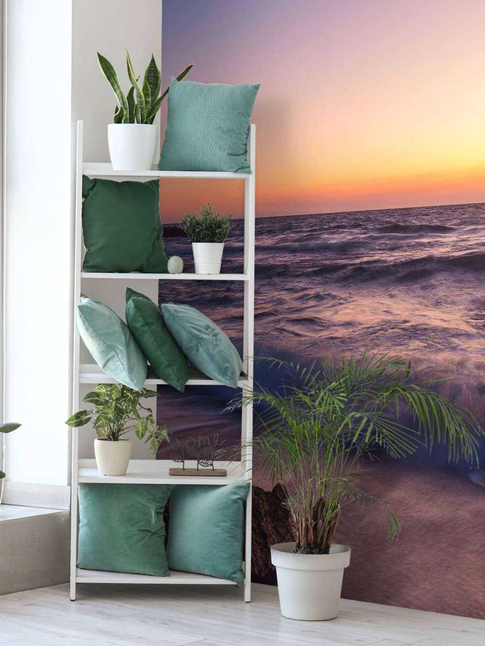 Lumière de lune sur des vagues violettes au coucher du soleil.