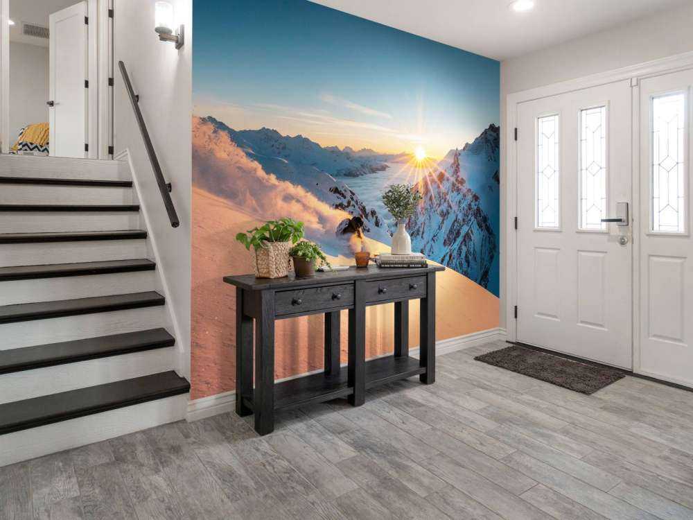 Randonnée en ski au lever du soleil dans les Alpes.