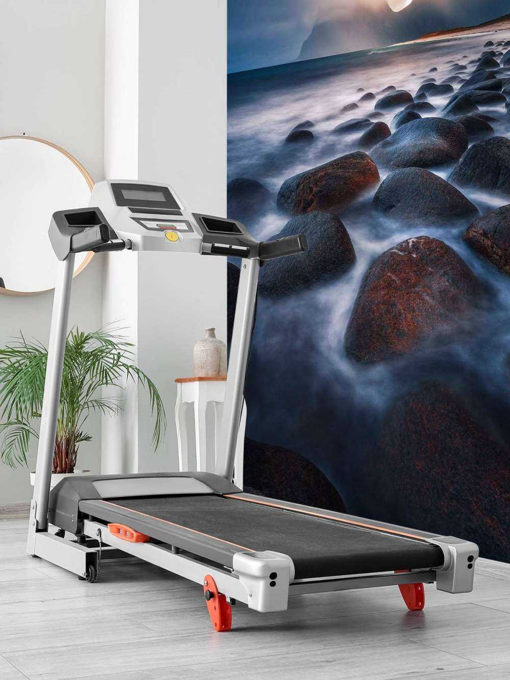 Lumière du soir sur une côte rocheuse accidentée