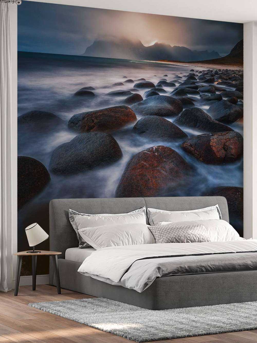 Lumière du soir sur une côte rocheuse accidentée