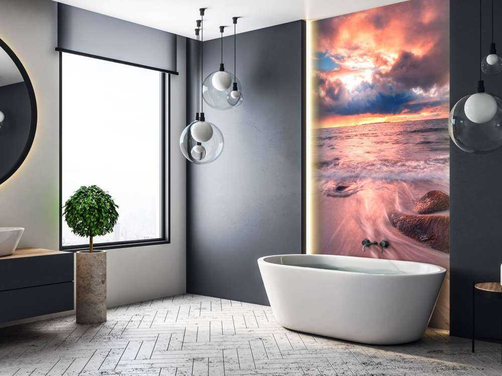 Ciel d'orage au-dessus des vagues calmes