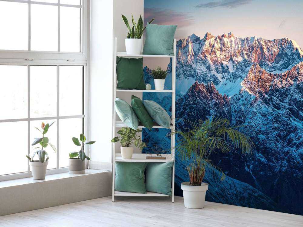 Lueur du soir sur les sommets enneigés