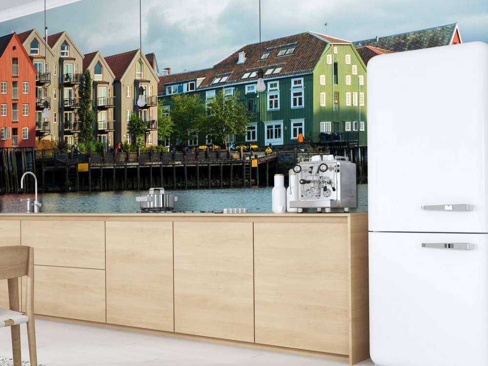 Maisons colorées au bord de l'eau.