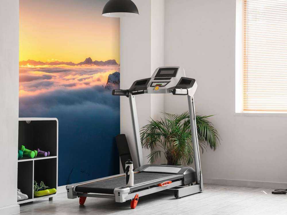 Lever de soleil au-dessus de la mer de nuages et des sommets de montagne.