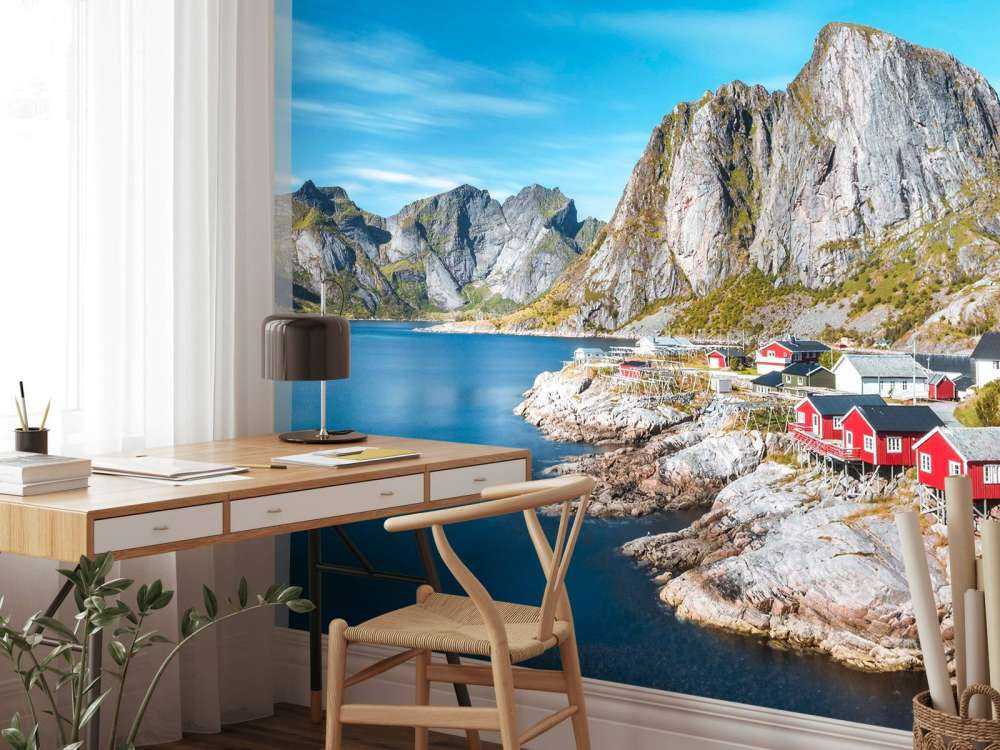 Maisons de pêcheurs rouges au fjord norvégien.