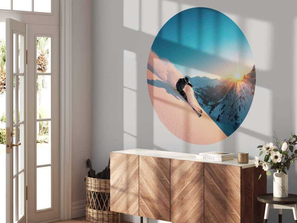 Descente enneigée au coucher du soleil enflammé.