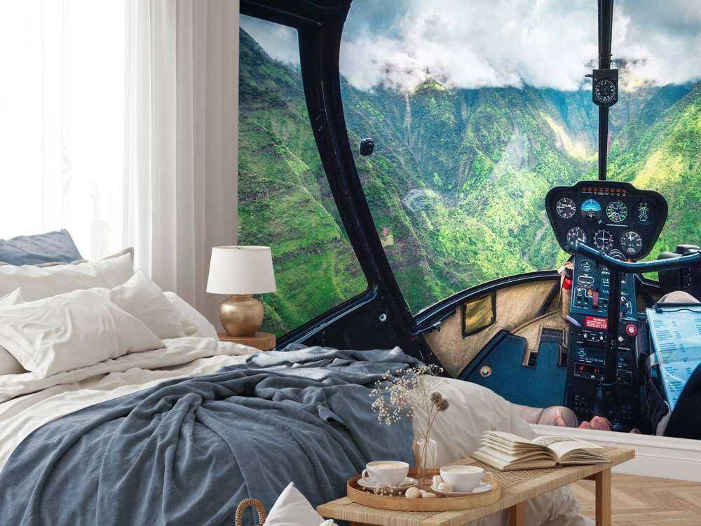 Vol en hélicoptère au-dessus d'une vallée de montagne tropicale