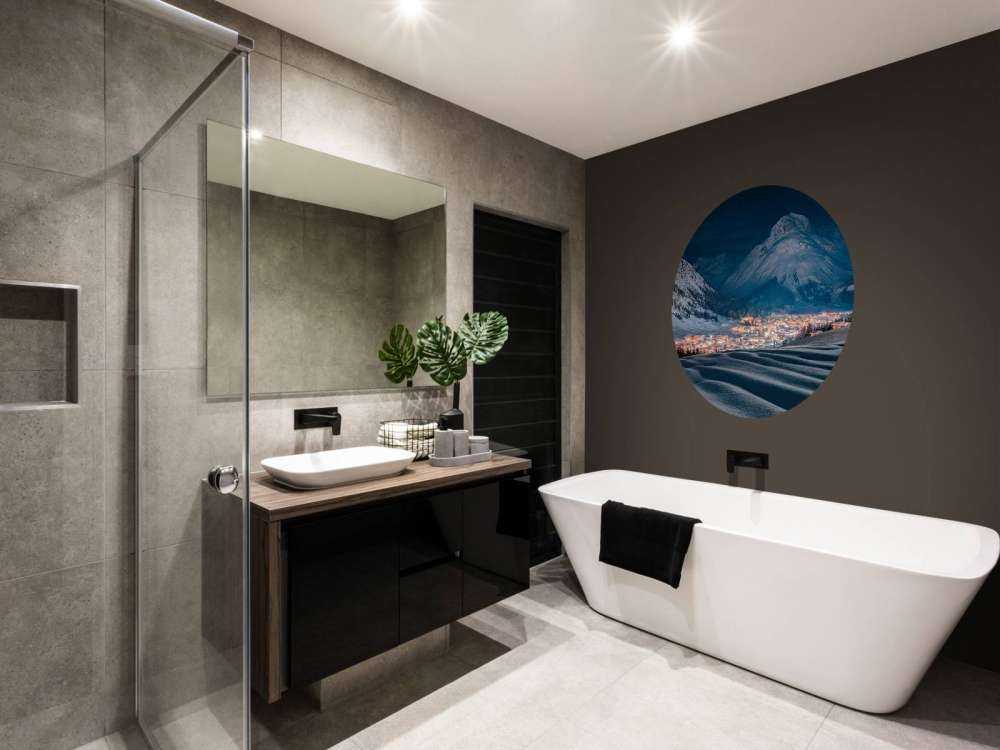 Village d'hiver sous la lumière de la lune dans une vallée alpine.