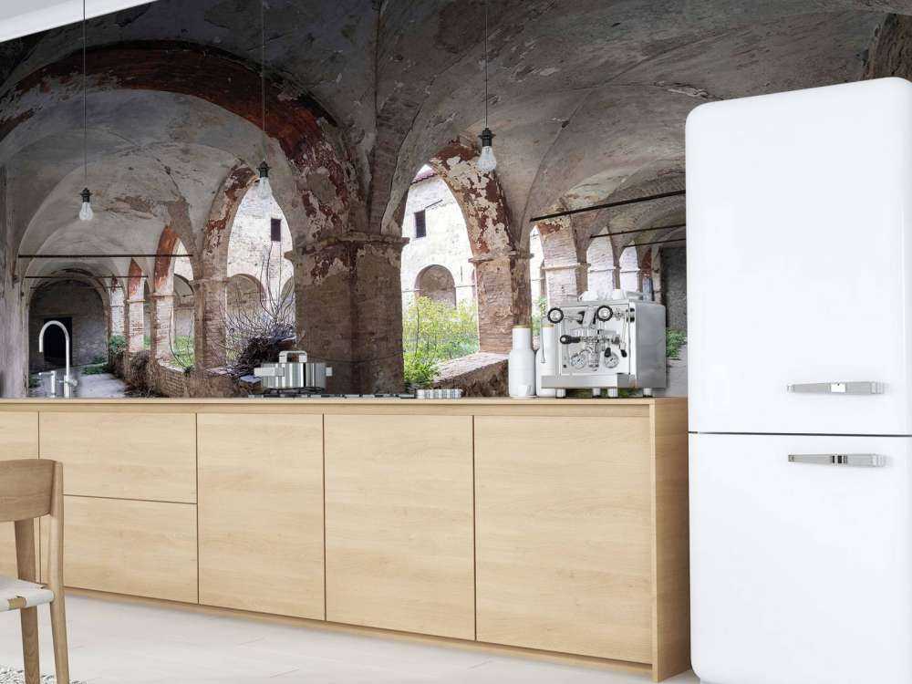 Couloir de monastère abandonné en décomposition