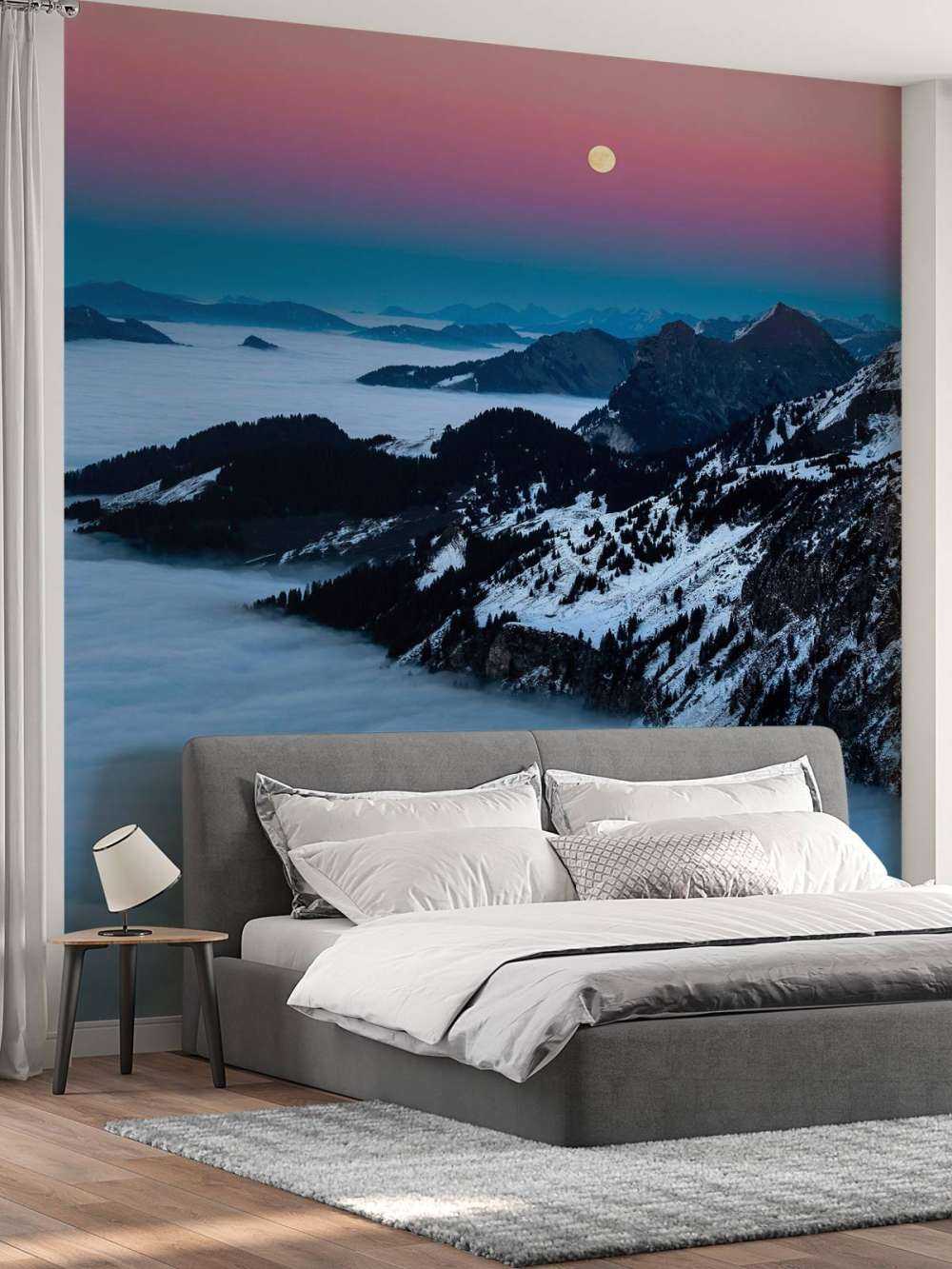 Lumière de lune sur les montagnes enneigées